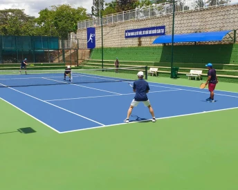 Sơn 6 lớp có sơn Cao Su Chống Nứt POLYURETHANE TOPSPORTS trên nền nhựa.